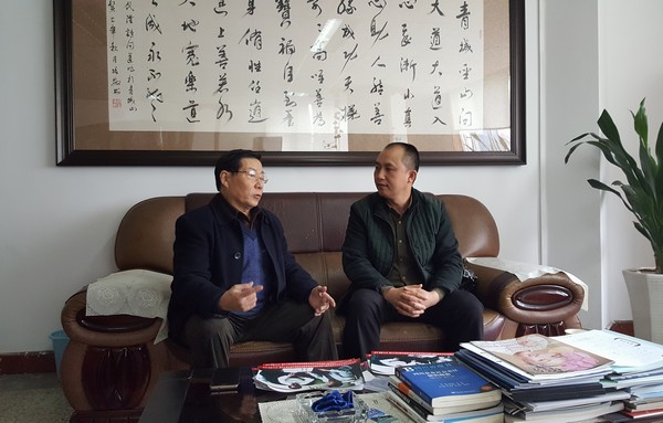 国务院特殊津贴专家、著名剧作家、西部省情研究院院长王代隆与负责人龙顺探讨文化自信和文化传承等问题