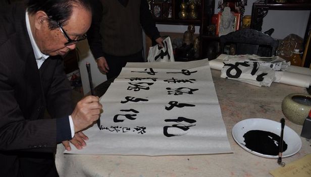 就酒文化研究拜会中国民族文物保护协会常务副会长谢启晃(图1)