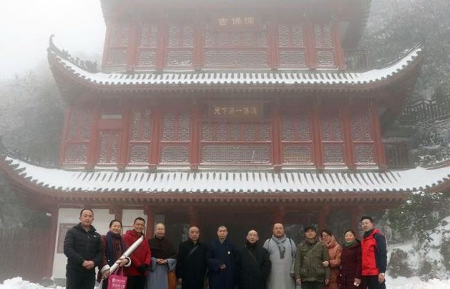 龙顺受邀到到重庆金佛山参加乙亥年二月二“龙抬头”活动(图2) 龙顺与金佛寺法师、嘉宾、开发方负责人等合影