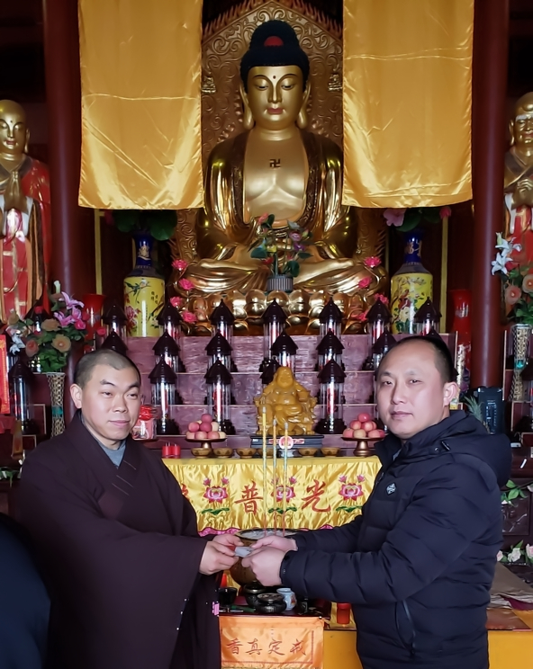 龙顺受邀到到重庆金佛山参加乙亥年二月二“龙抬头”活动(图3) 龙顺从金佛寺住持德殊法师手中接过作品